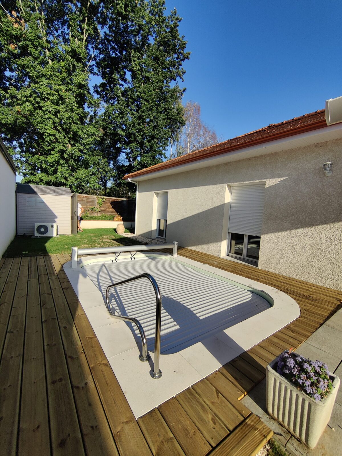 Piscine coque à Pau avec volet roulant hors sol et rembarde d'accès