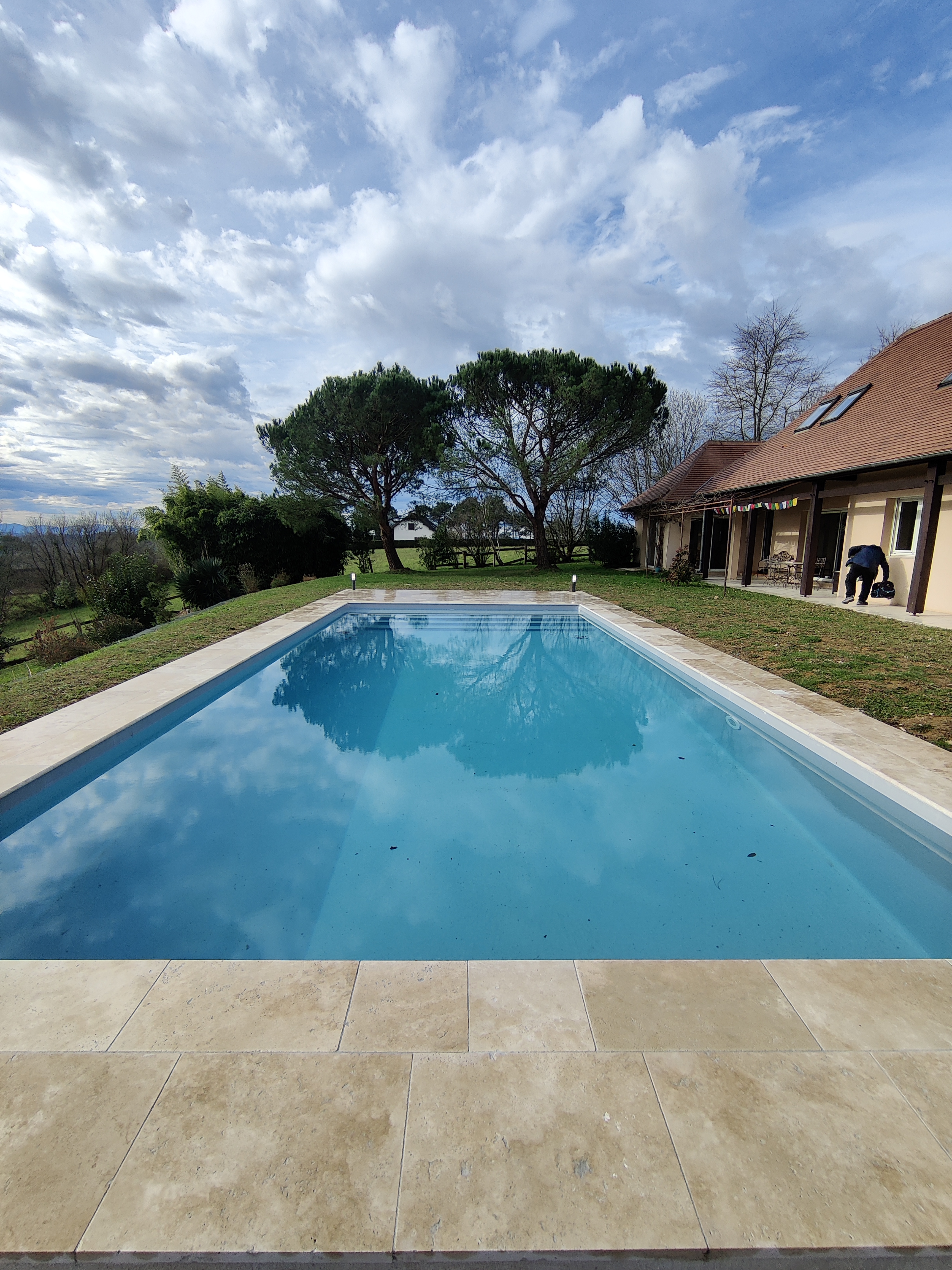 Piscine traditionnelle à Pau avec liner gris