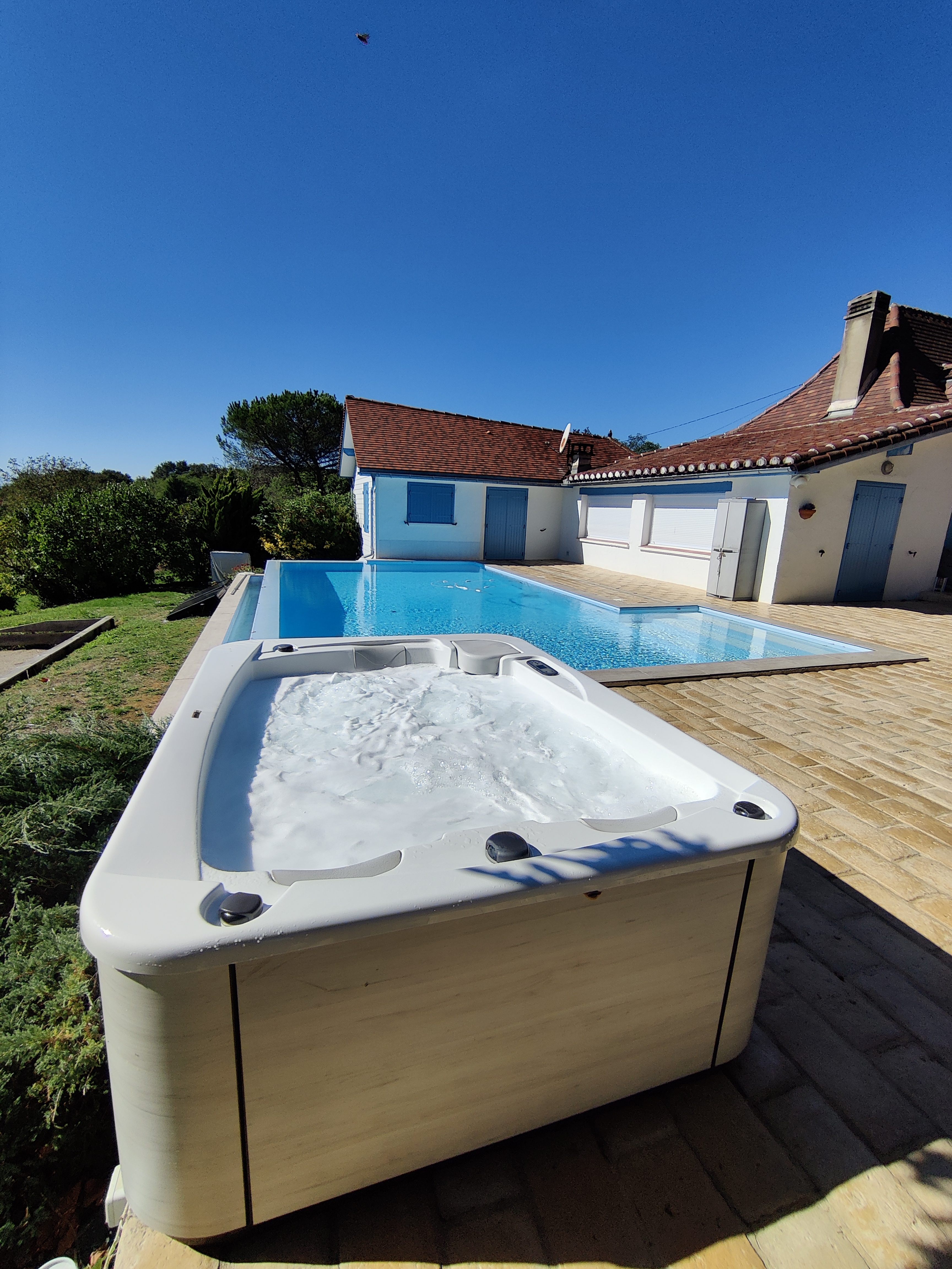Piscine béton et jacuzzi à Hagetmau