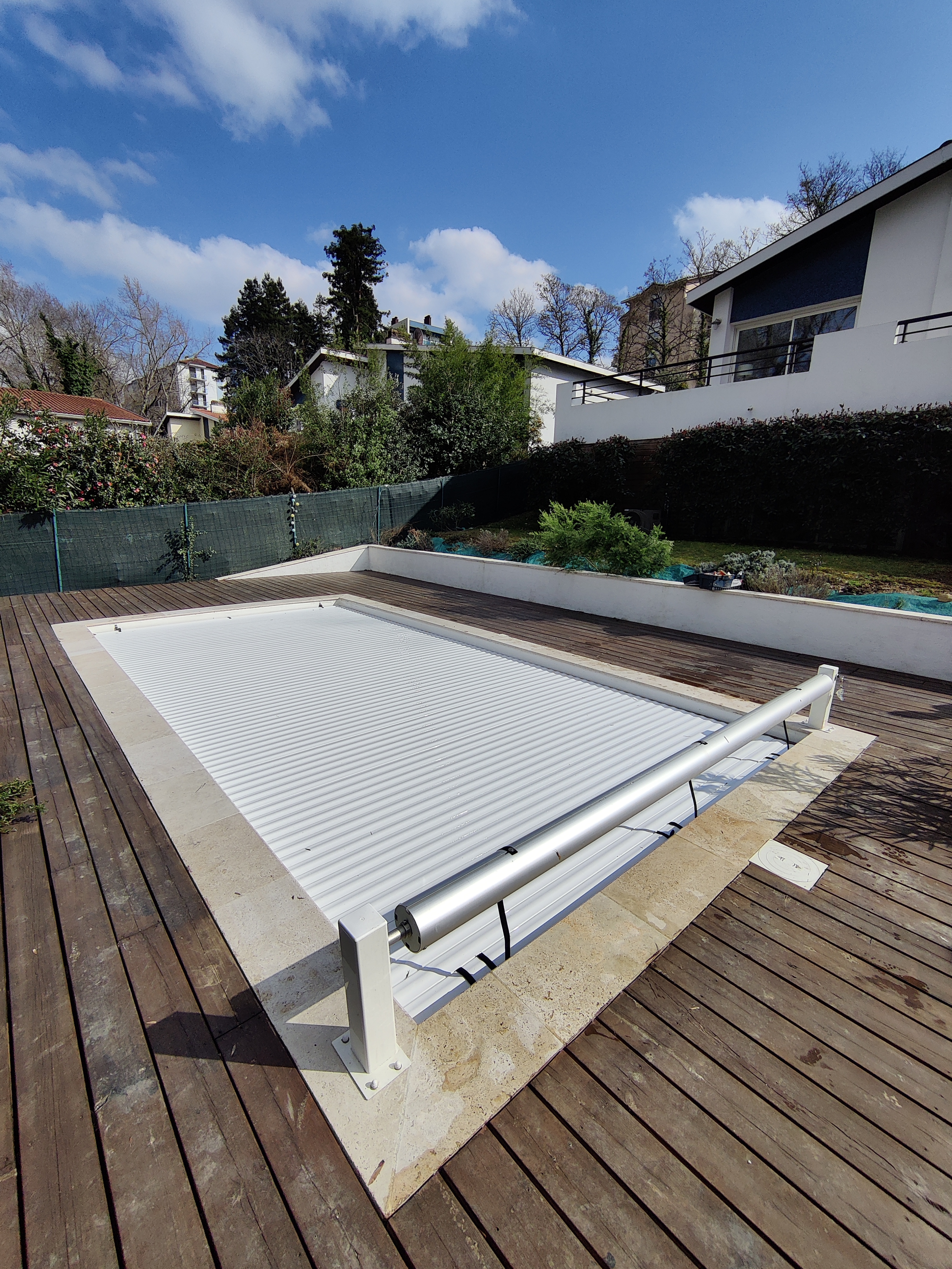 Piscine traditionnelle avec volet roulant hors sol